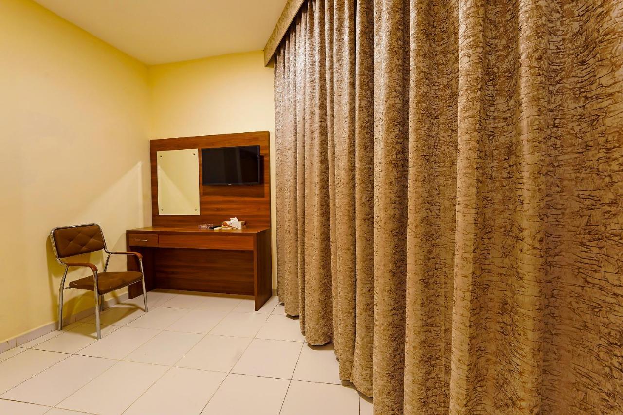 Oyo 925 Emirates Hotel ドバイ エクステリア 写真